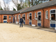 EL160424-80 - Emma Lavelle stable visit